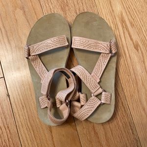 Geometric Midform Tevas